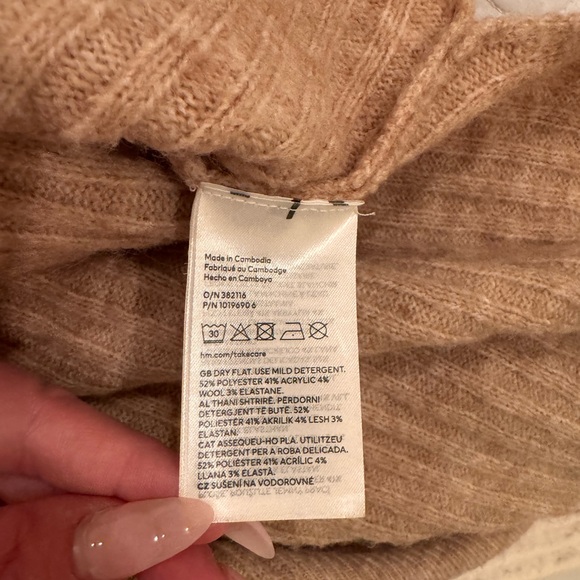 H&M OVERSIZED SWEATER - Picture 2 of 7